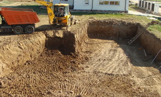 Рытье котлованов под фундамент в Белогорске – цена от 2596 руб. за м3 | 2Землекопа-Бгк